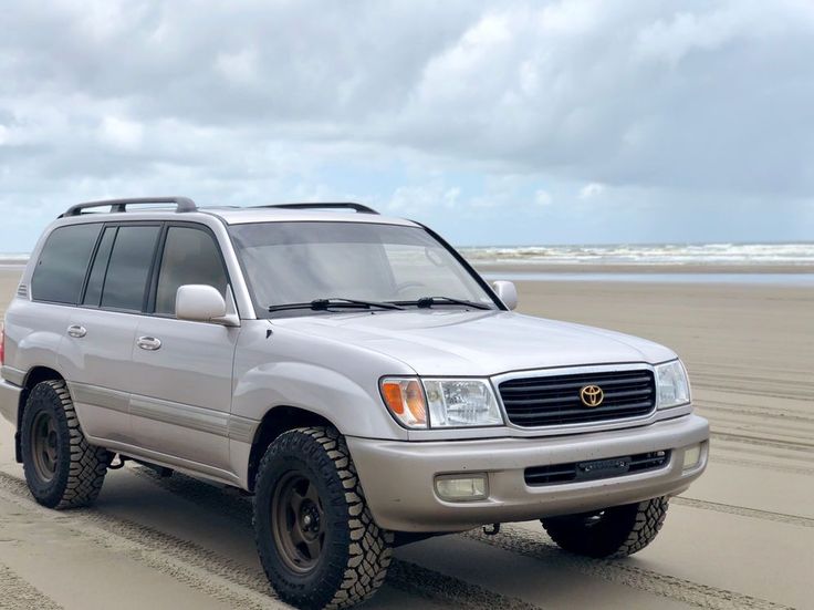 4x4 Land Cruiser V8 hire in Entebbe